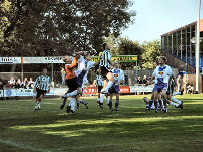 Het was weer druk binnen de zestien meter (Foto Herlmich Lubberts)